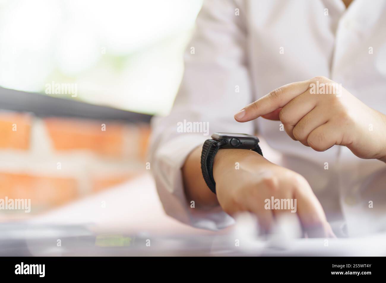 Geschäftsfrau mit Blick auf Smart Watch in der Office Online Connect Gadget-Technologie Stockfoto