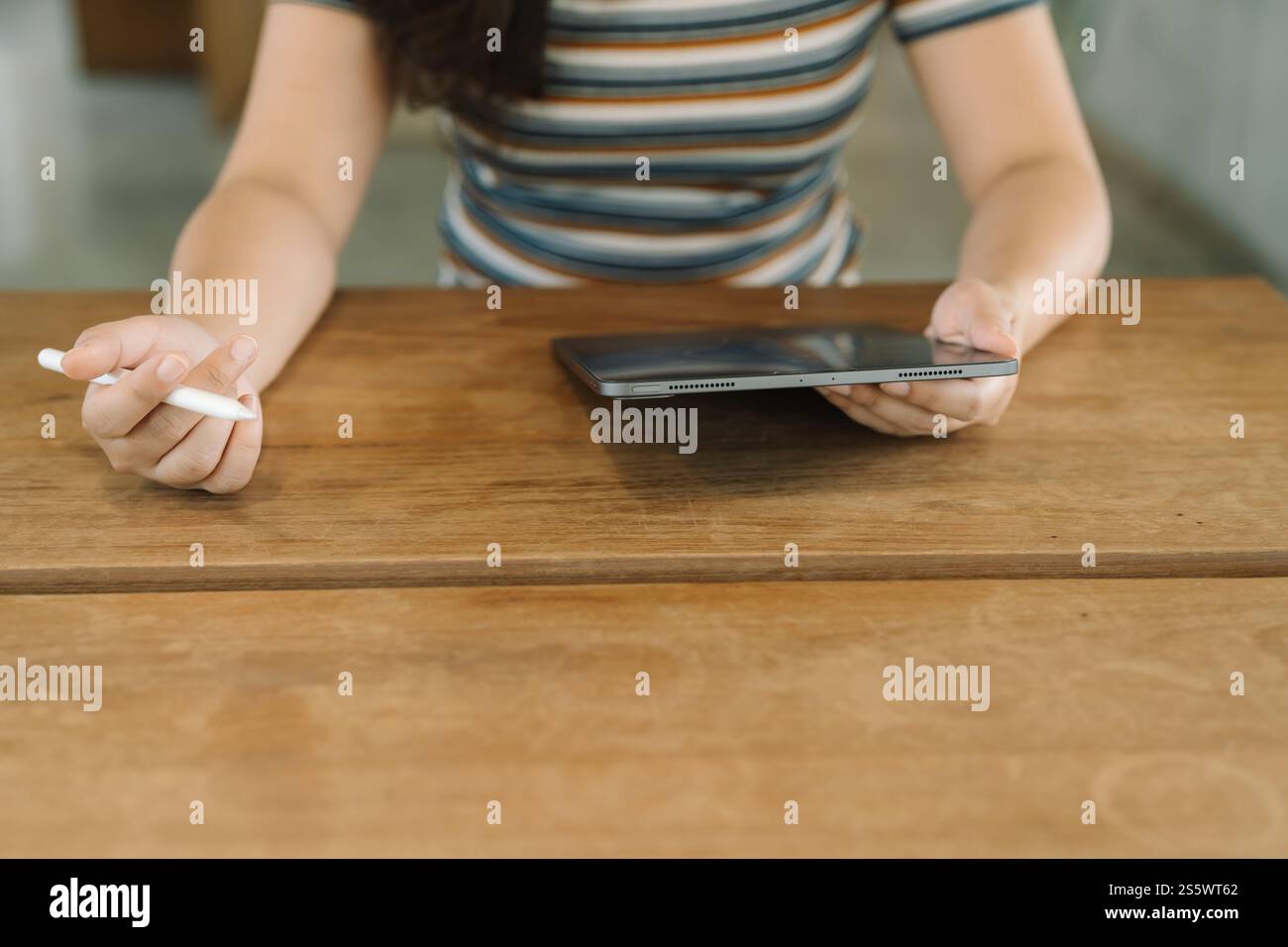 Frau, die ein Lesegerät hält, das E-Book auf einem digitalen Tablet liest, oder Social Media-Apps im Online-E-Commerce Stockfoto