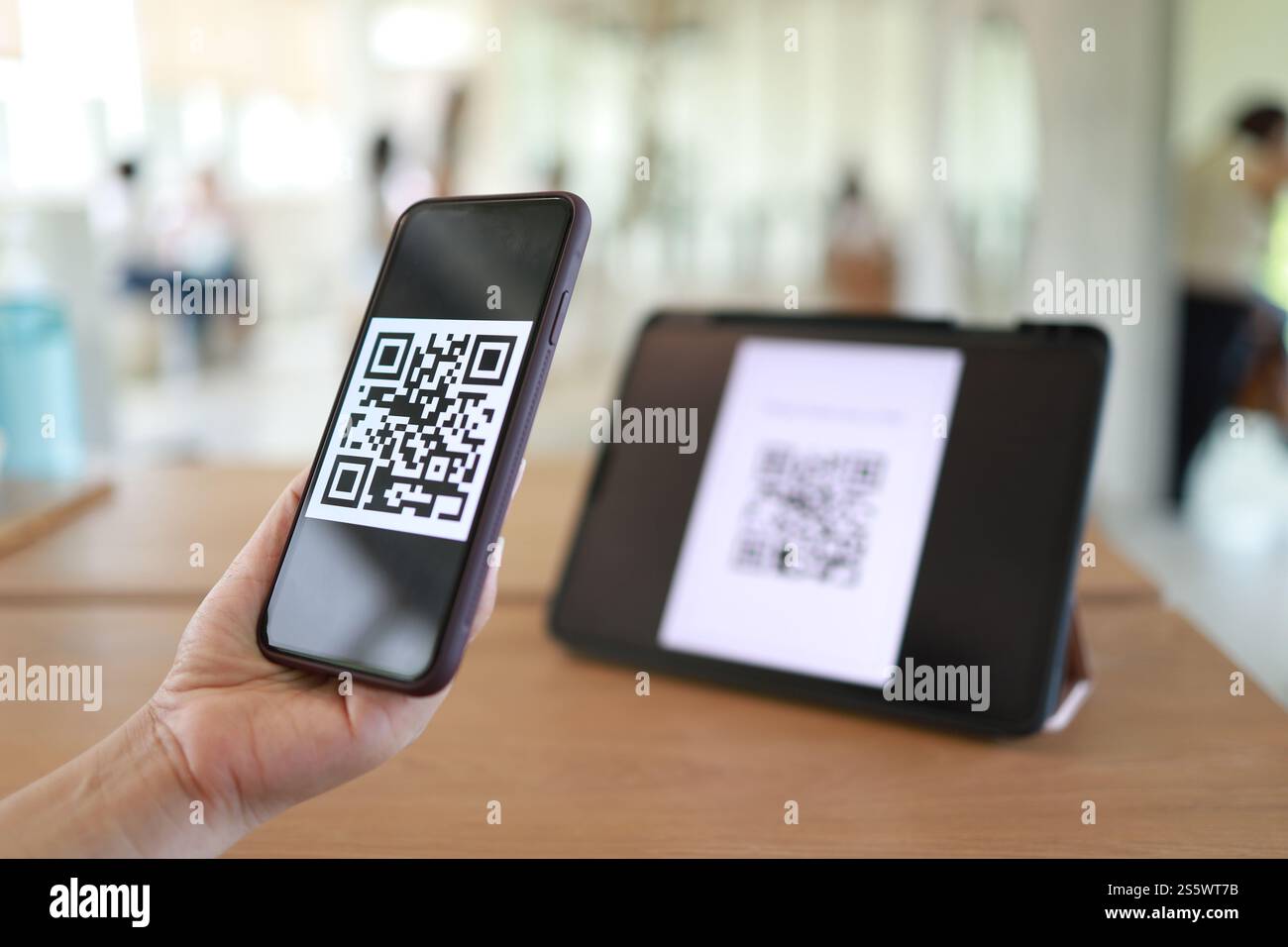QR-Code-Zahlung. E-Wallet. Frau scannt QR-Code Online-Shopping bargeldloses Technologiekonzept Stockfoto