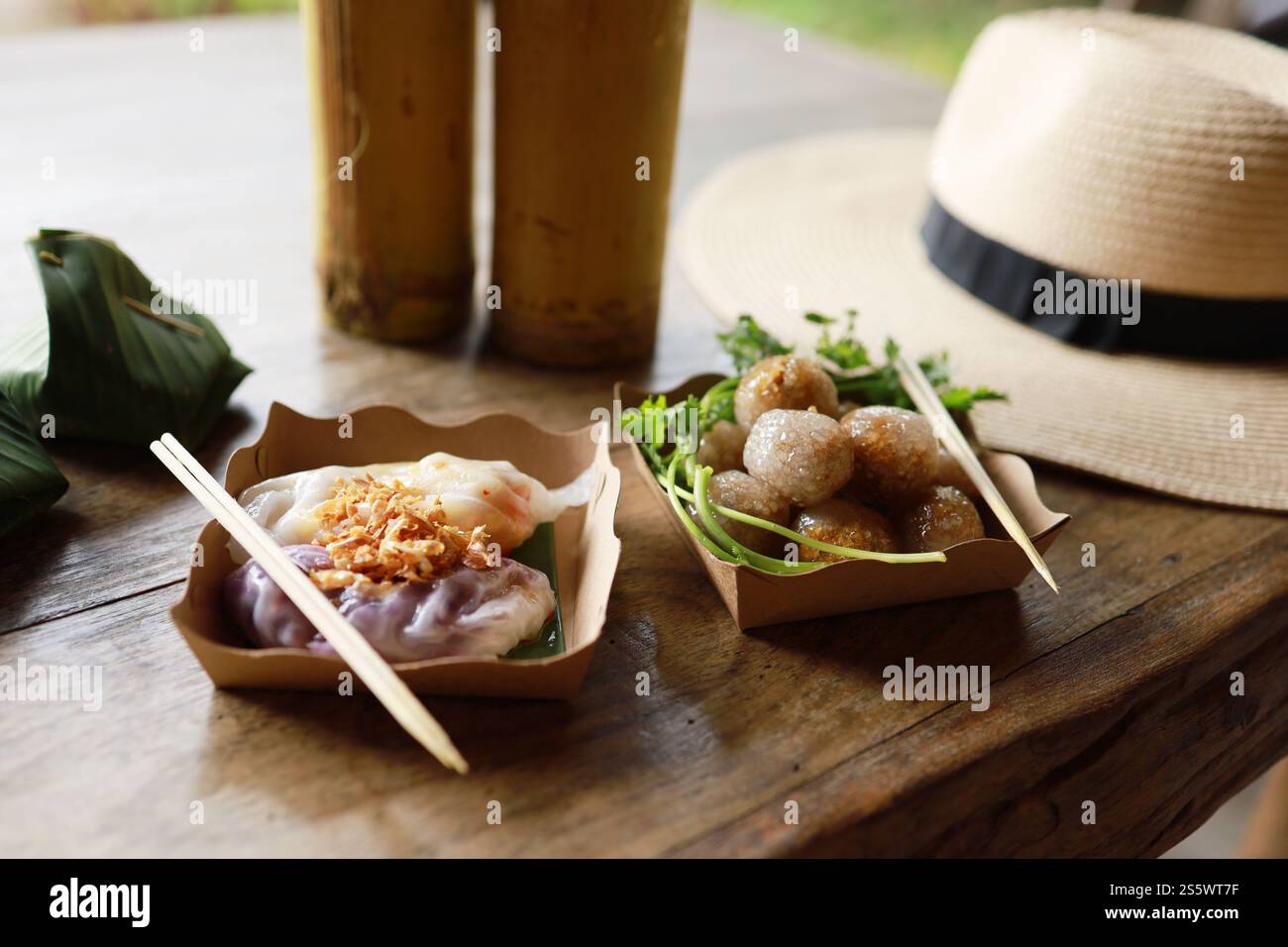 Traditionelles thailändisches Essen thailändische gedämpfte Schweineknödel auf dem Tisch orientalisches Essen Konzept. Stockfoto