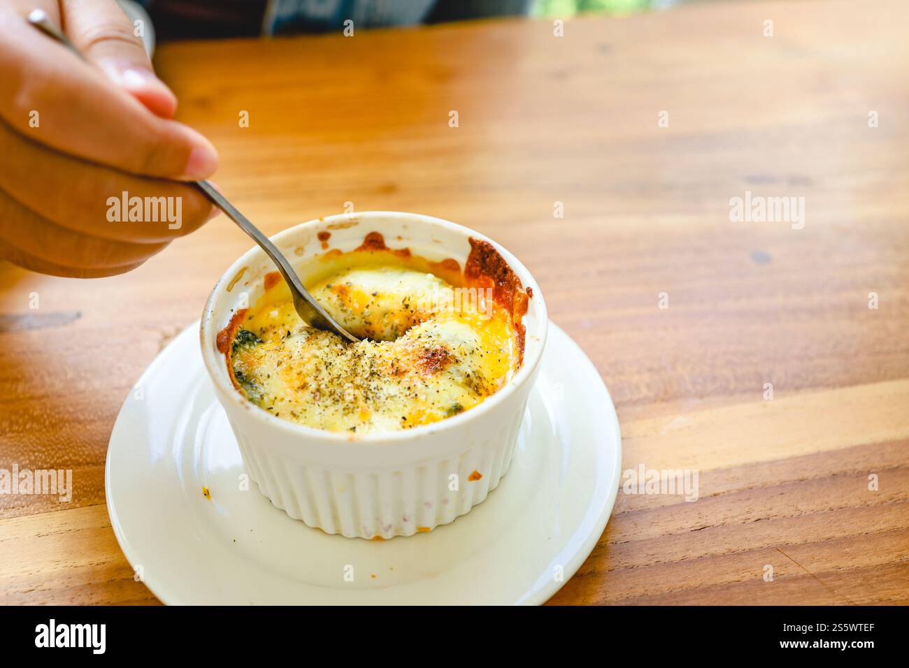 Vegetarische Vorspeise gebackener Spinat mit Käse vegetarische Gerichte Stockfoto