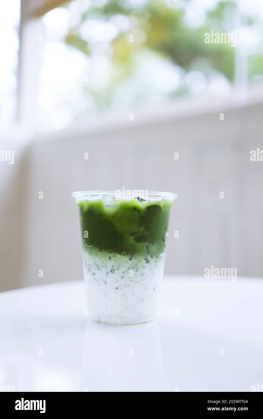 Japanischer Matcha-Grüntee-Latte in einer Tasse zum Mitnehmen Stockfoto