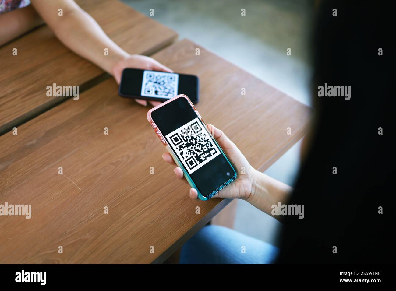 QR-Code-Zahlung. E-Wallet. Frau scannt QR-Code Online-Shopping bargeldloses Technologiekonzept Stockfoto