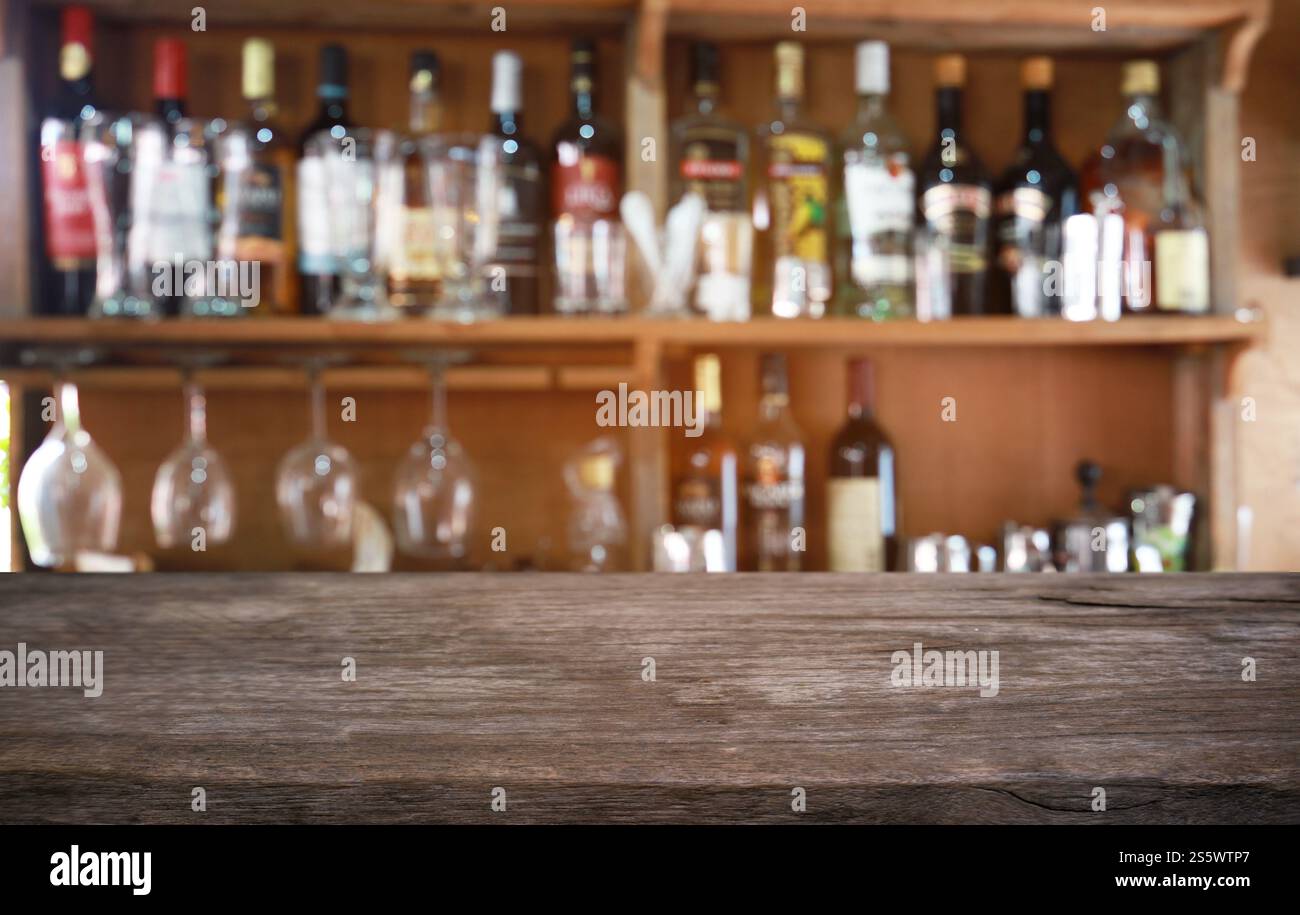 Holz Tischplatte in Blur Hintergrund Raum Interieur mit leeren Kopierraum Stockfoto