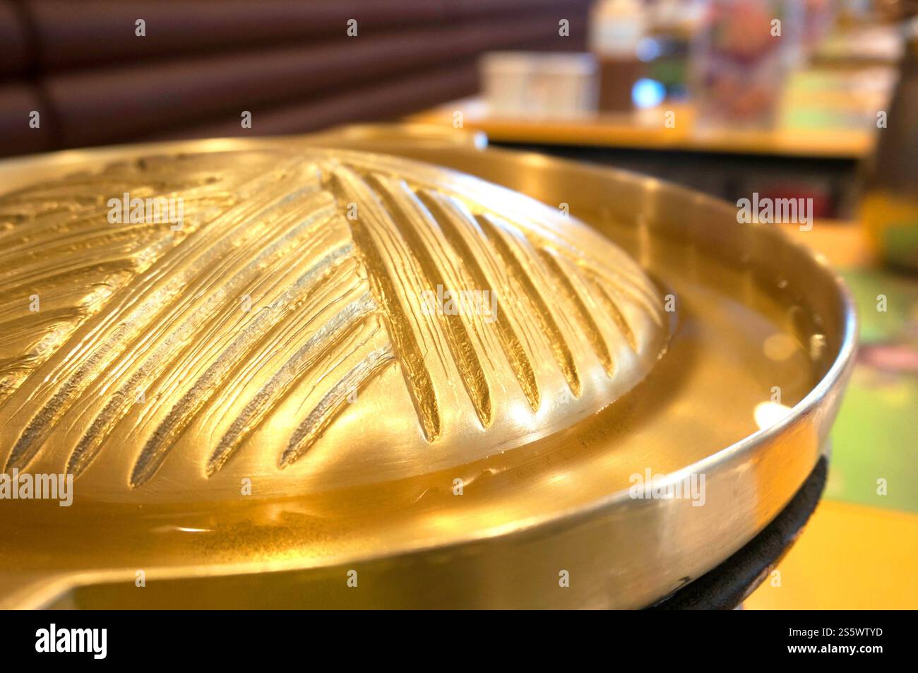 Weicher Fokus für Messingpfanne. Messingpfanne mit Gasherd für BBQ, Grill in Asien Stockfoto