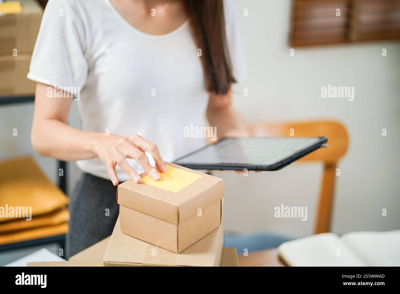Asiatische Frau, die Paketzustellbox vorbereitet Versand für den Einkauf Online-Zustellung Postservice Menschen und Versandkonzept. Stockfoto