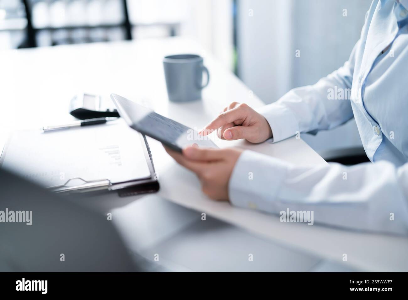 Geschäftsleute, die ein Smartphone halten, arbeiten mit mobilen Geräten. Mobiltelefontechnologie E-Commerce Stockfoto