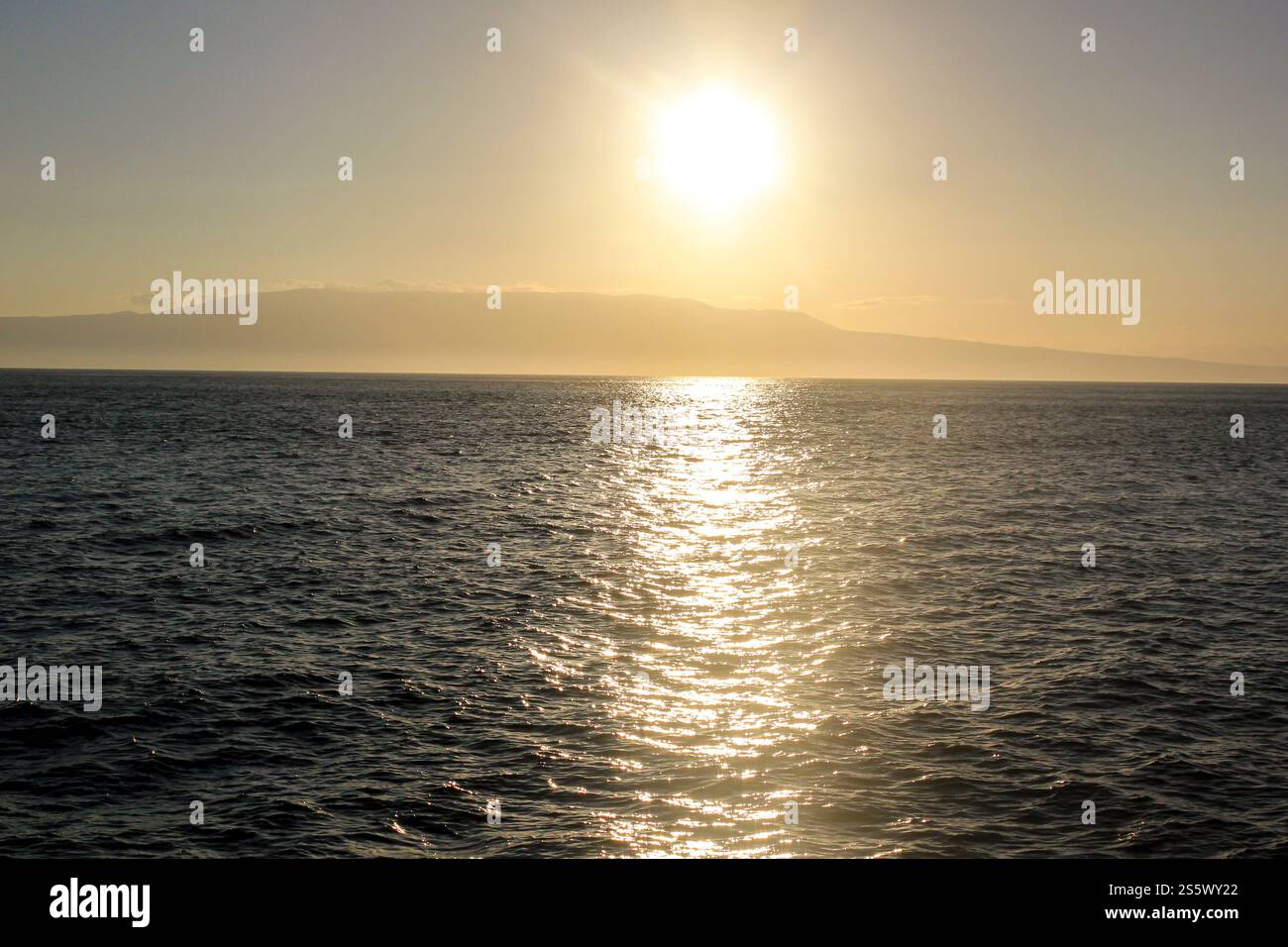Goldener Sonnenuntergang über dem Meer mit einer glühenden Sonne, deren Reflexion auf dem Wasser schimmert, Galapagos-Inseln, Ecuador. Stockfoto