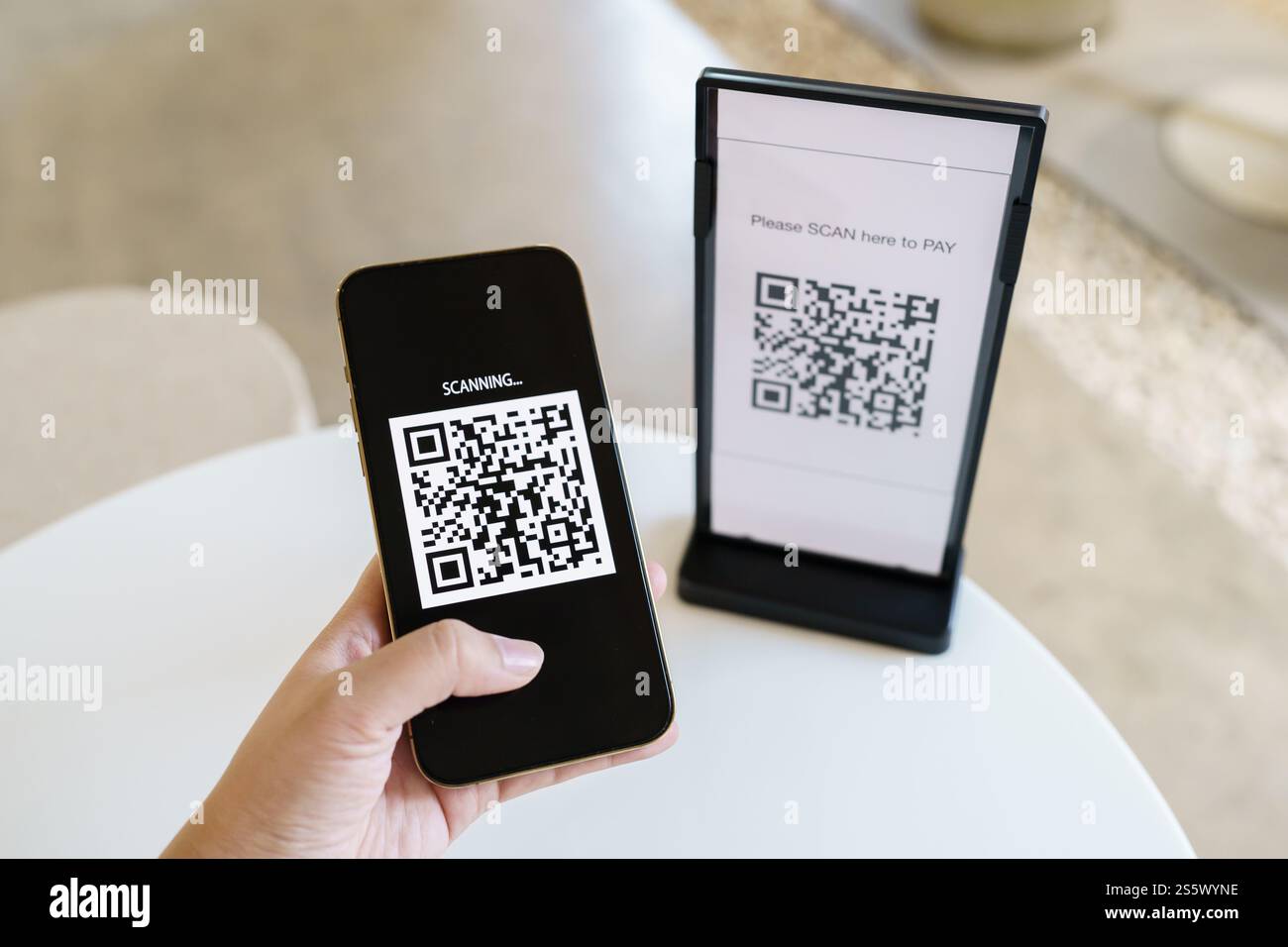 QR-Code-Zahlung. E-Wallet. Man Scanning Tag akzeptiert generieren digitale Zahlung ohne Geld.Scannen QR Code Online Shopping bargeldlose Zahlung und Stockfoto