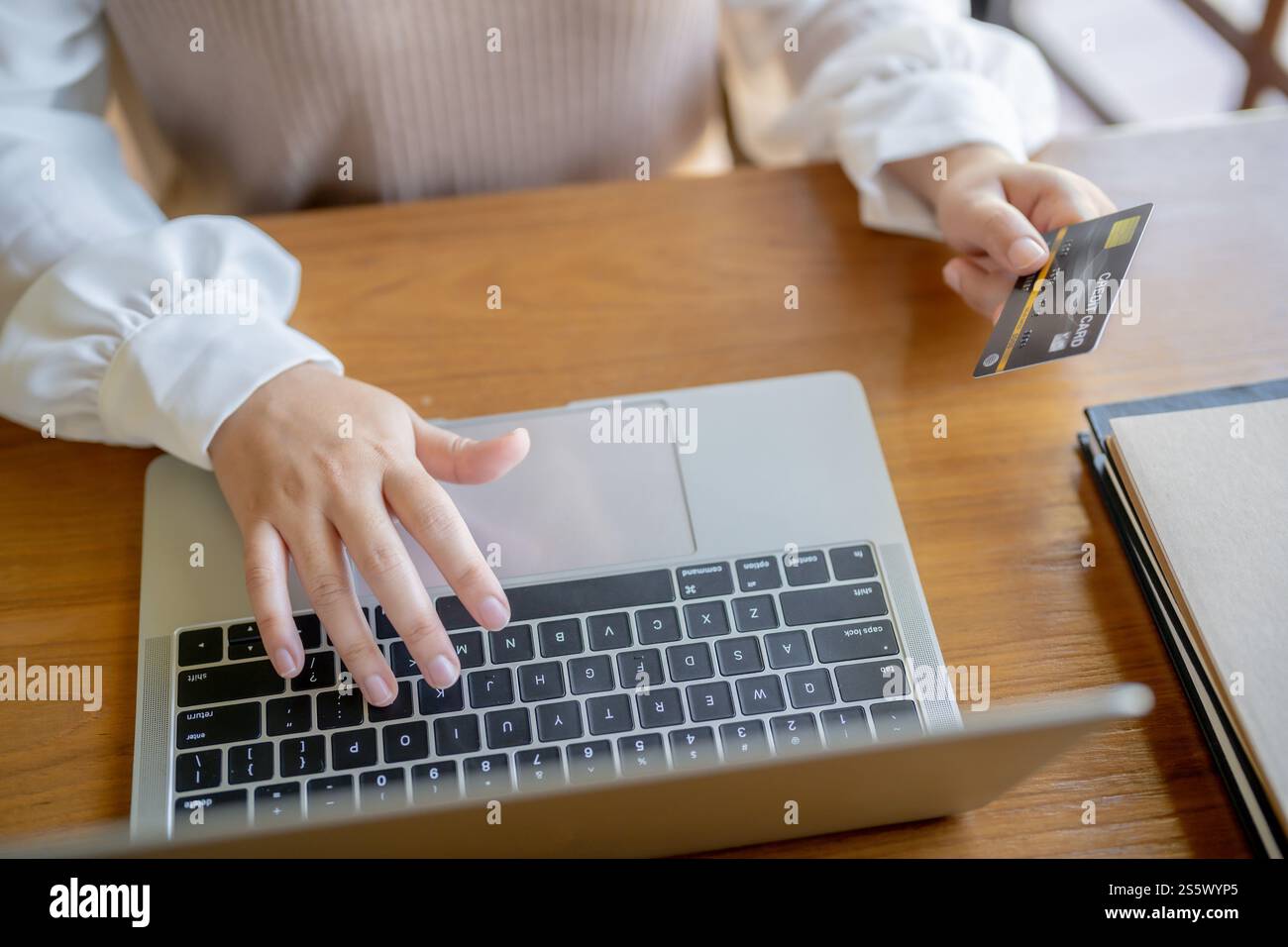 Frau, die auf einem Laptop mit Kreditkarte für Internet Online-E-Commerce-Einkaufen Geld ausgeben Online-Einkaufen Handy-Laptop-Technologie Stockfoto