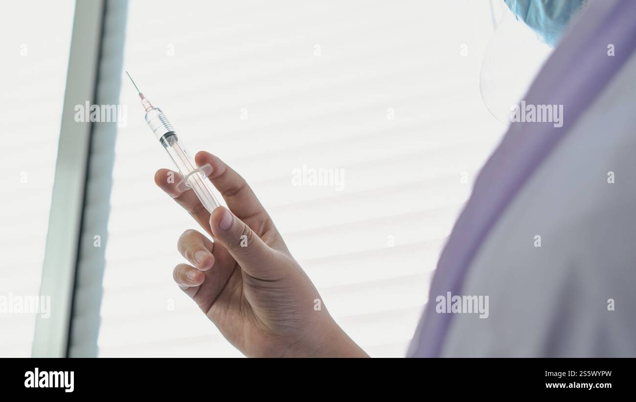 Professionelle medizinische asiatische Frau Arzt mit Spritze medizinische Injektion in der Hand Impfstoff injizieren Gesundheit Arzneimittel Impfung Influenza Kampf gegen Stockfoto