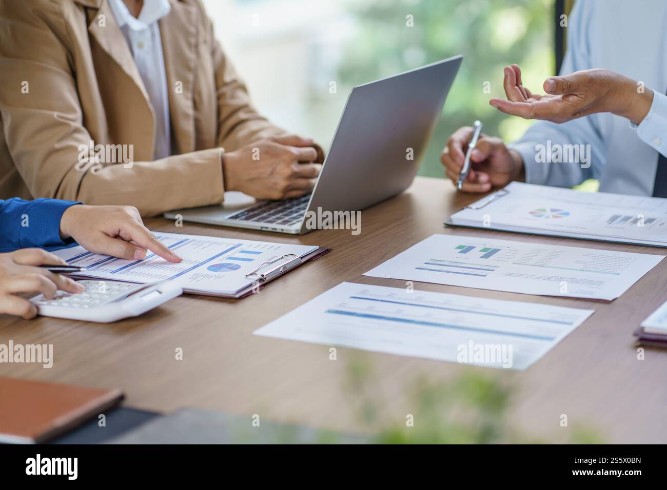 Geschäftsleute treffen sich Designideen professioneller Investor, der ein neues Start-up-Projekt arbeitet. Geschäftsmann und Geschäftsfrau arbeiten zusammen Stockfoto