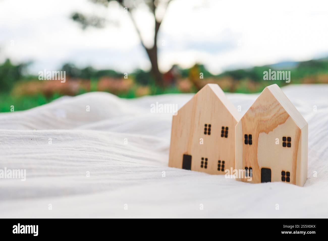 Leerer Picknickplatz auf Wiese mit Kopierraum Modellraum für Text Stockfoto