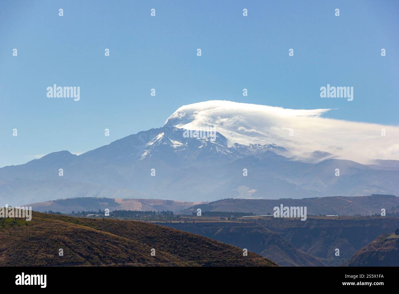 Vulkan Cayambe (5.790 m), Pichincha, Ecuador, teilweise mit Schnee bedeckt unter klarem blauen Himmel. Stockfoto
