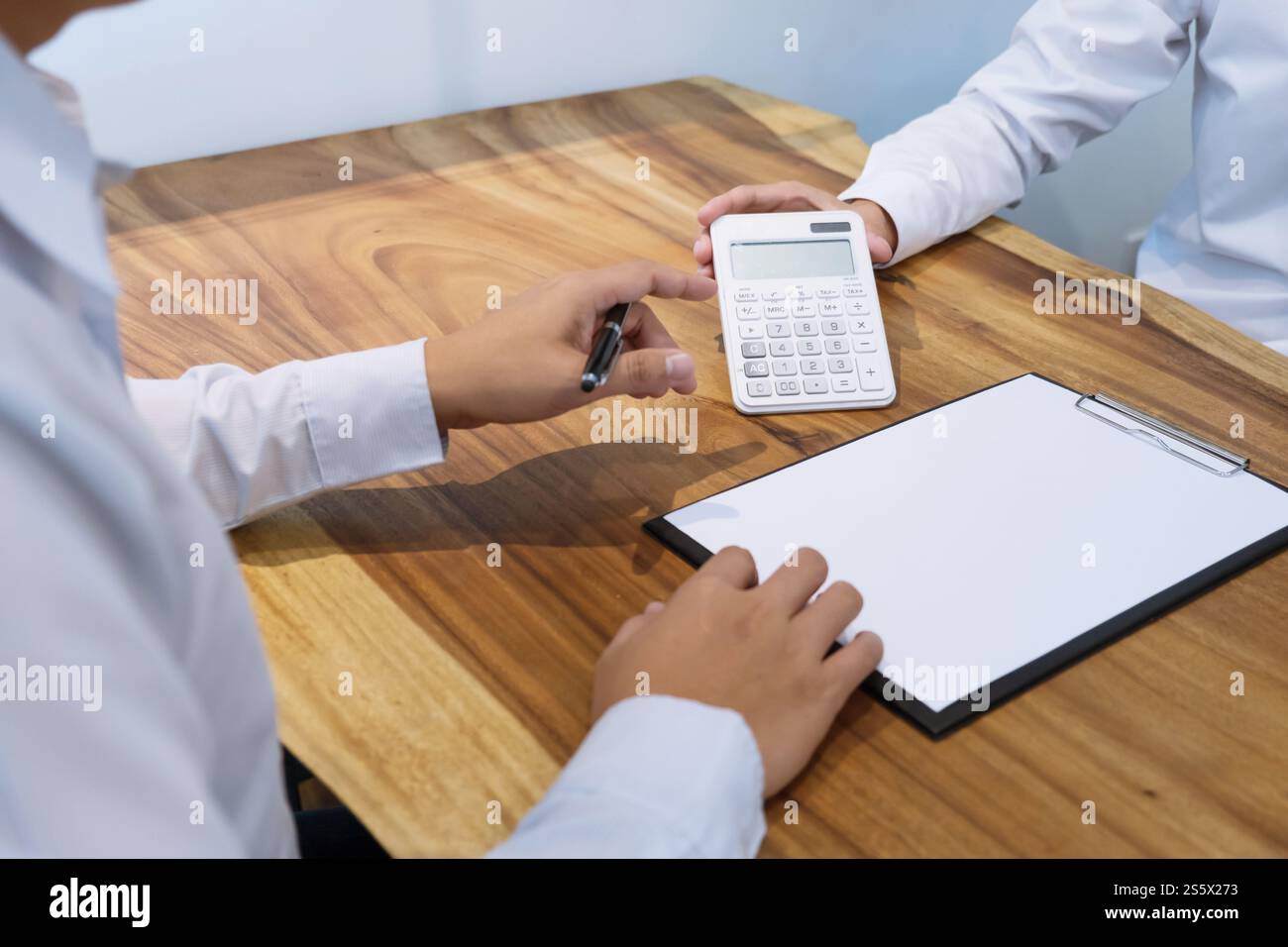 Geschäftsleute, die einen Vertrag mit Immobilienmaklerkonzept für Berater und HausversicherungImmobilien unterzeichnen Stockfoto