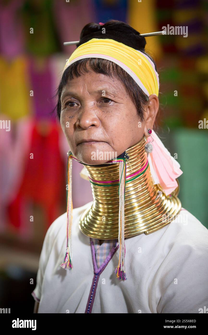 Porträt einer alten Padaung mit langem Hals, Inle Lake, Myanmar (Birma) Stockfoto
