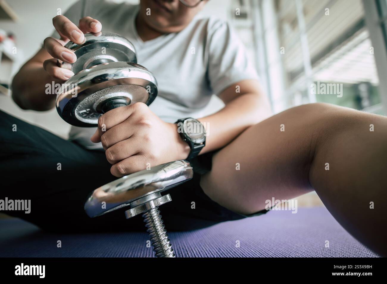 Selektiver Fokus, Nahaufnahme männliche Hand Set Gewicht einer Hantel zu trainieren für gesunde, Kopierraum Stockfoto