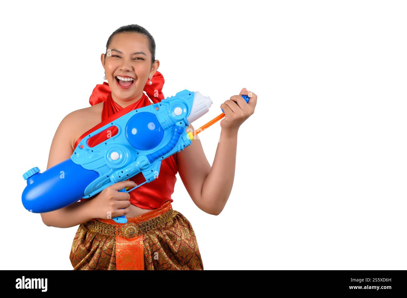 Porträt schöne Frau im Songkran Festival mit traditioneller thailändischer Tracht stehend und mit Wasserpistole mit Lächeln und Kamera auf weiß Stockfoto