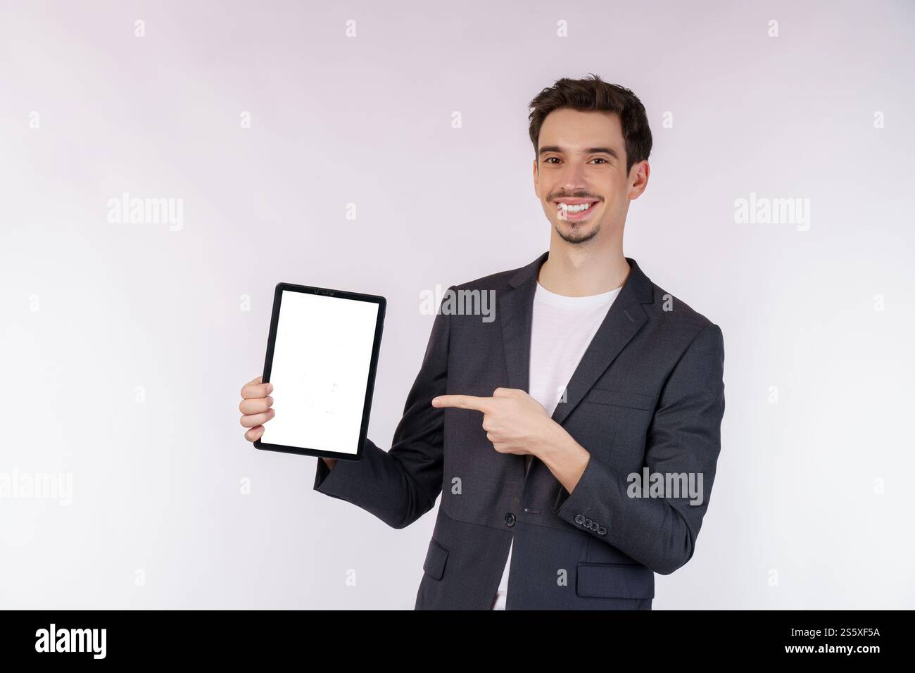 Porträt eines attraktiven, fröhlichen Geschäftsmannes, der mit einer App im Internet lokalisiert über weißem Hintergrund sucht. Technologie und Geschäftskonzept. Stockfoto