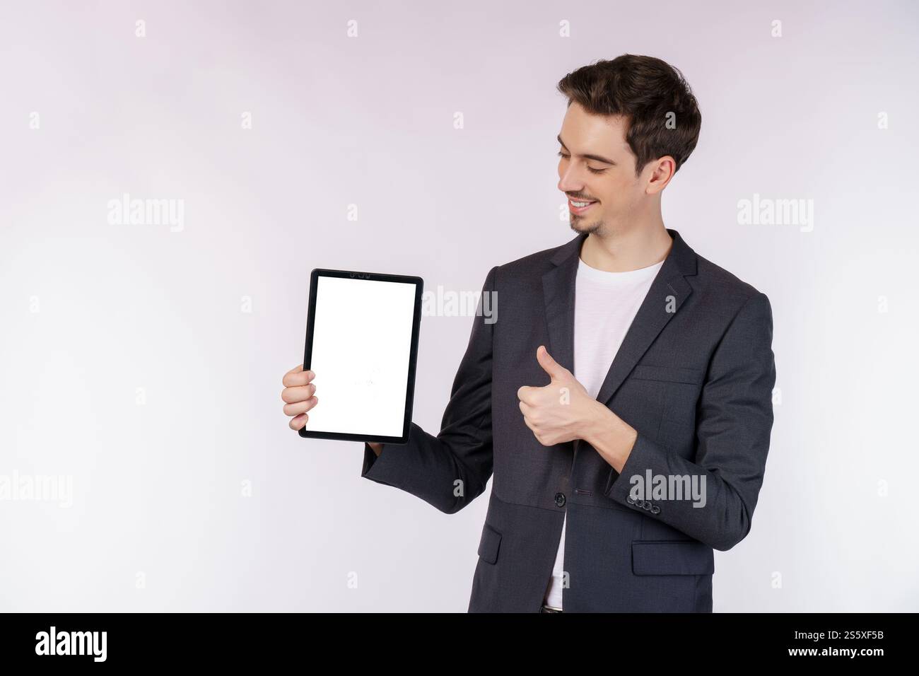 Porträt eines attraktiven, fröhlichen Geschäftsmannes, der mit einer App im Internet lokalisiert über weißem Hintergrund sucht. Technologie und Geschäftskonzept. Stockfoto