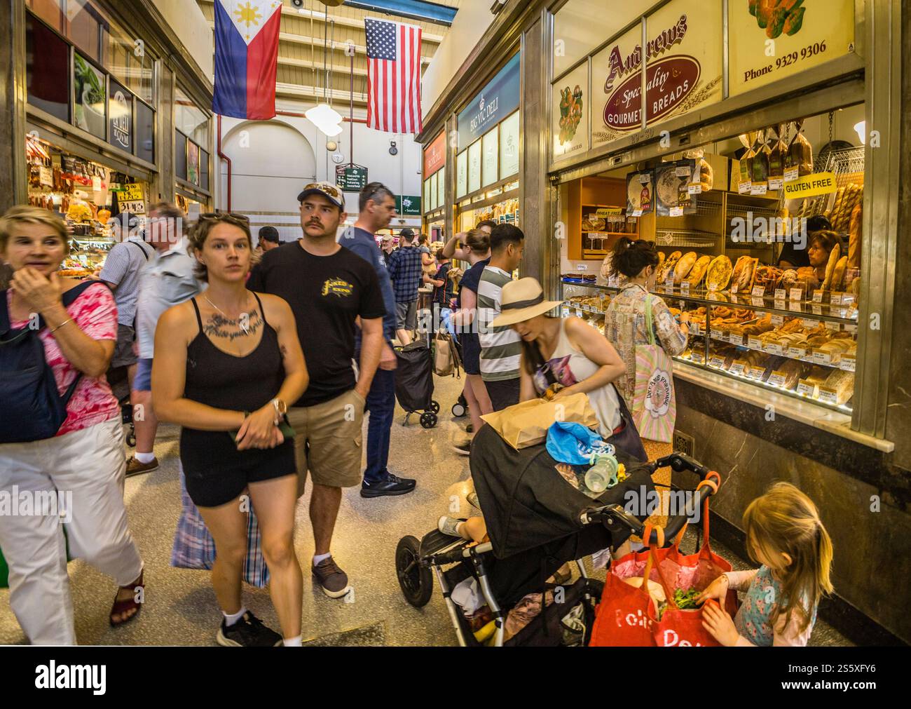 Der Queen Victoria Market in Melbourne ist der letzte der viktorianischen Märkte der Stadt, die noch in Betrieb sind, mit Blick auf die Gourmet- und Delikatessenabteilung Stockfoto