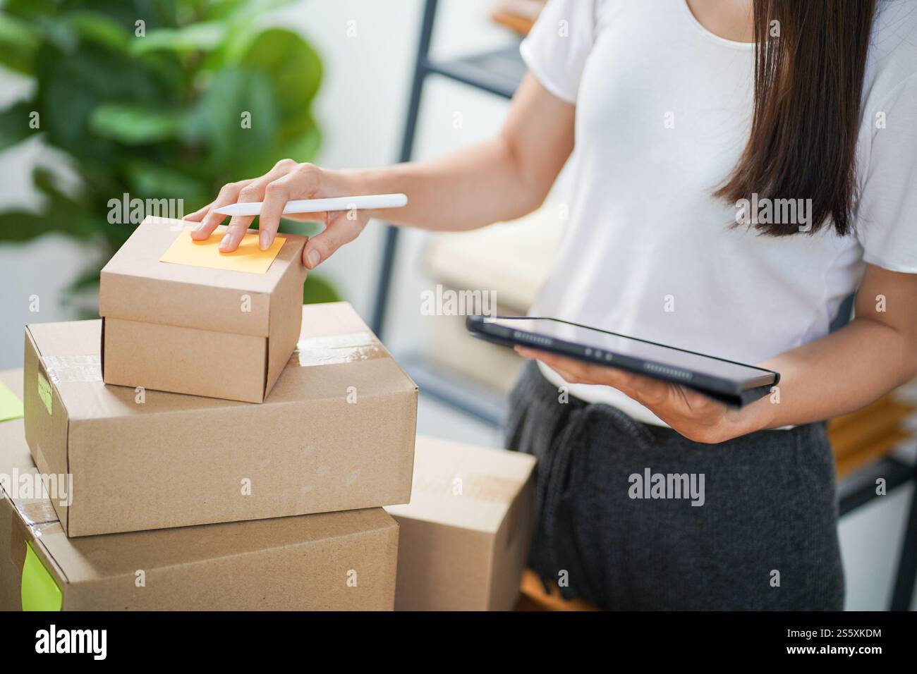Asiatische Frau, die Paketzustellbox vorbereitet Versand für den Einkauf Online-Zustellung Postservice Menschen und Versandkonzept. Stockfoto