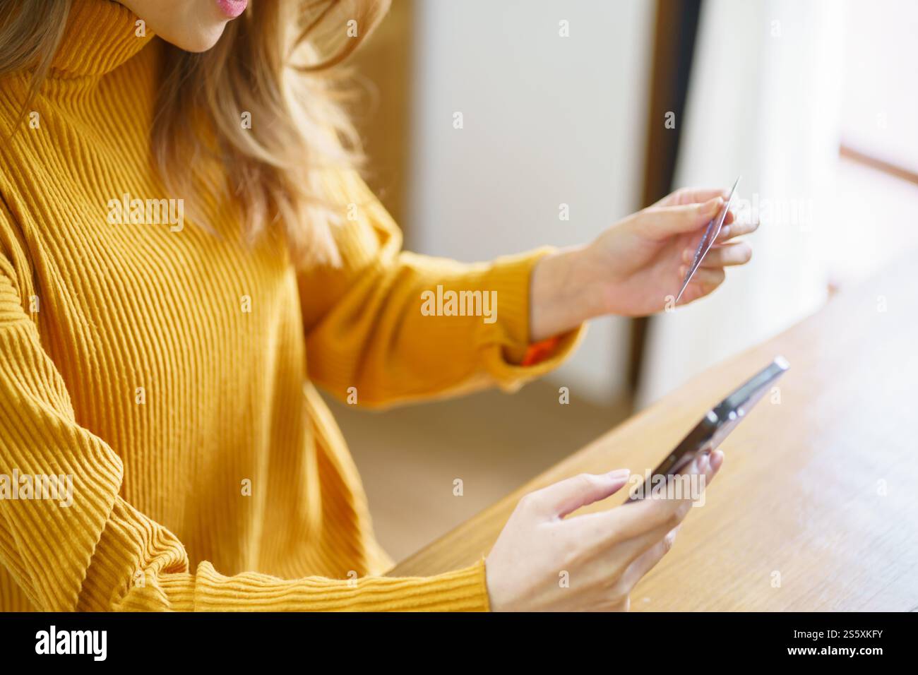 Frau, die auf einem Laptop mit Kreditkarte für Internet Online-E-Commerce-Einkaufen Geld ausgeben Online-Einkaufen Handy-Laptop-Technologie Stockfoto