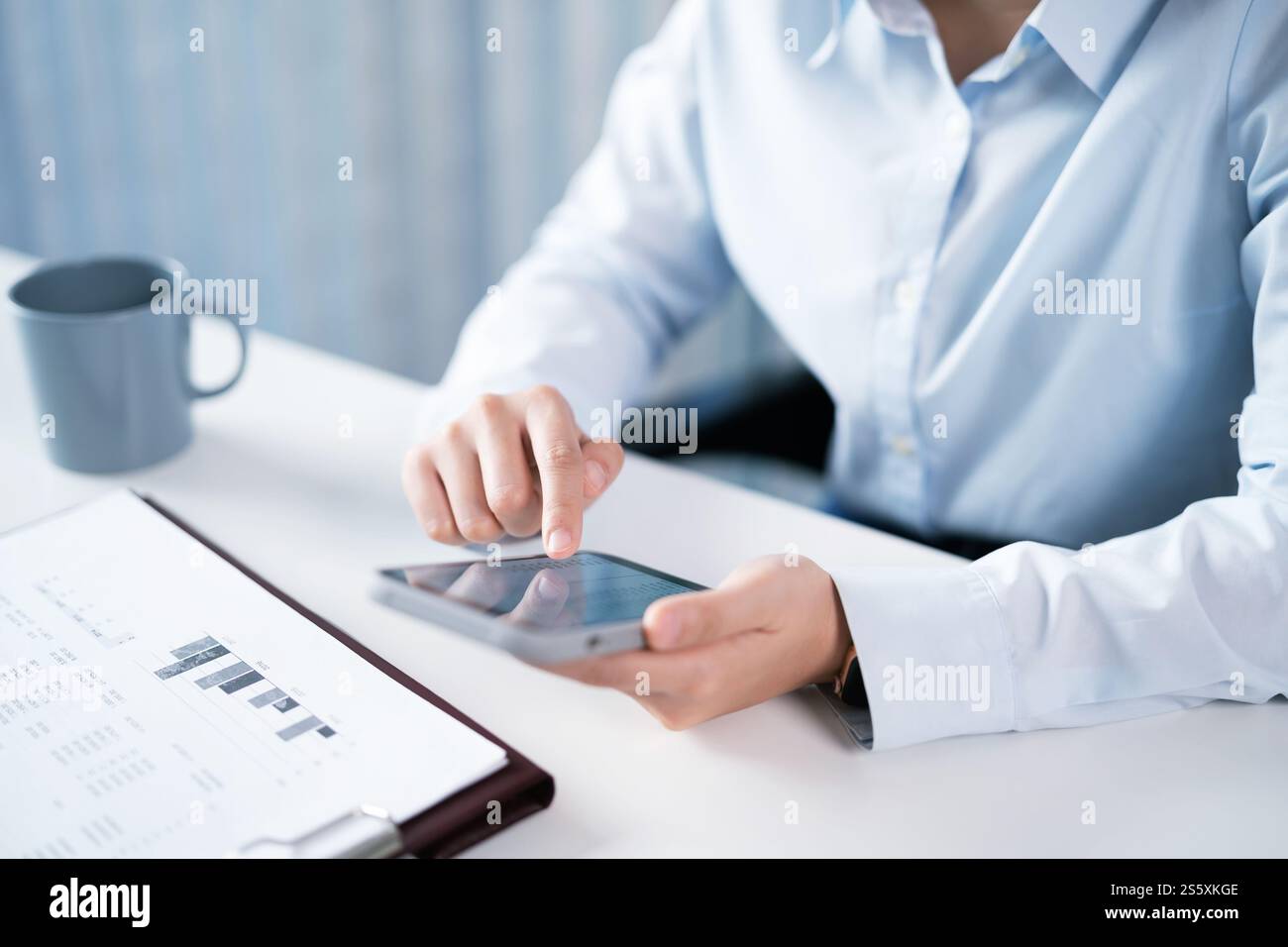 Geschäftsleute, die ein Smartphone halten, arbeiten mit mobilen Geräten. Mobiltelefontechnologie E-Commerce Stockfoto