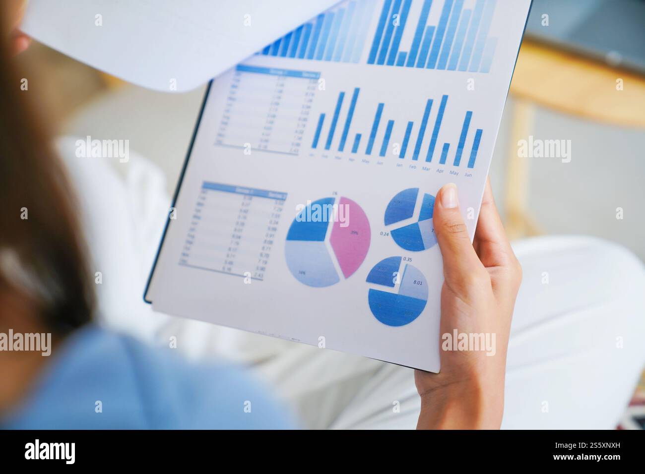 Geschäftsfrau, die von zu Hause aus arbeitet.finanzielle Probleme Home Work Space Konzept. Stockfoto