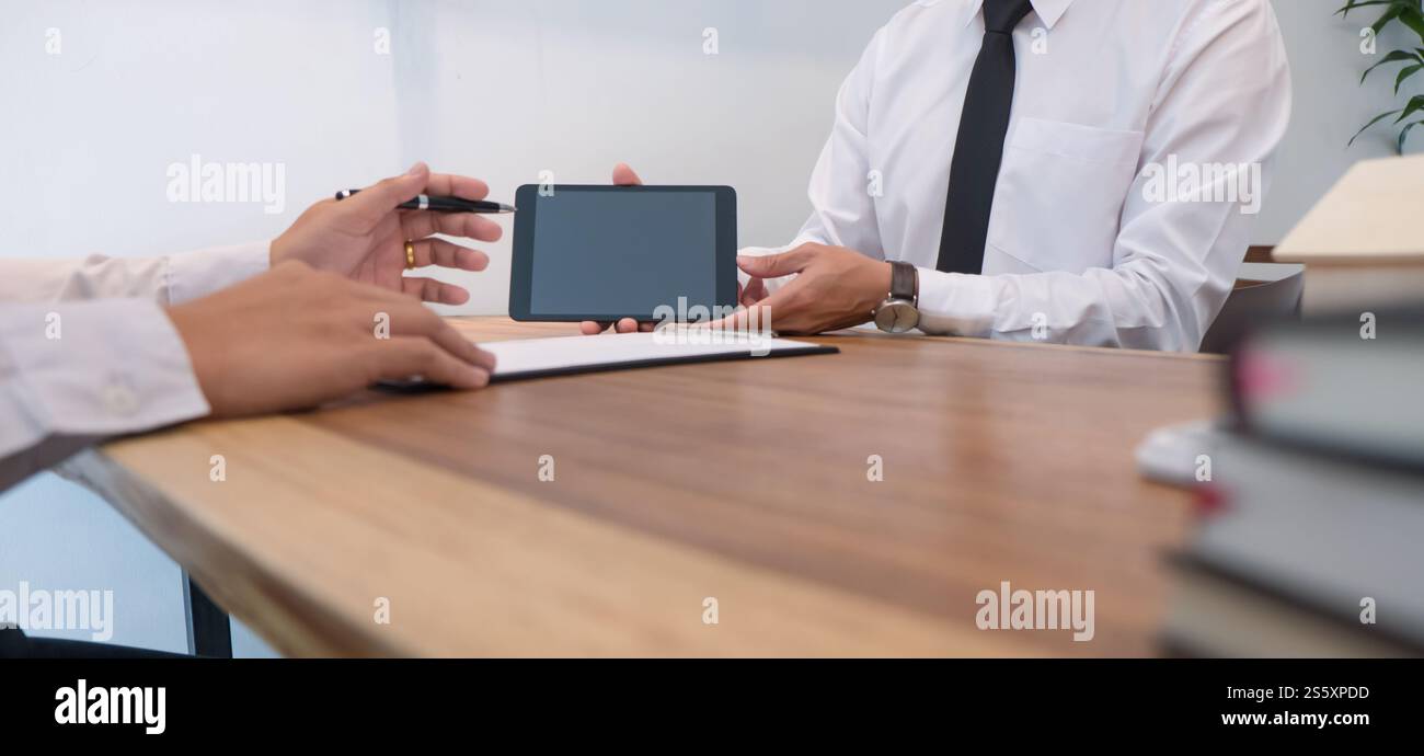 Geschäftsleute, die einen Vertrag mit Immobilienmaklerkonzept für Berater und HausversicherungImmobilien unterzeichnen Stockfoto