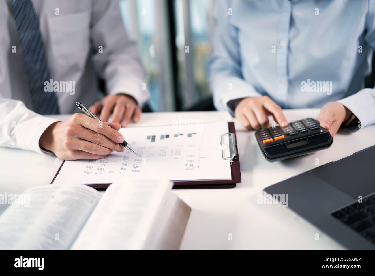 Geschäftsleute treffen sich Designideen professioneller Investor, der ein neues Start-up-Projekt arbeitet. Geschäftsmann und Geschäftsfrau arbeiten zusammen Stockfoto