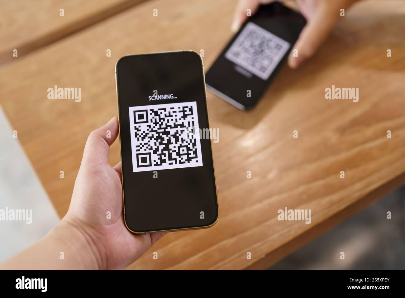 QR-Code-Zahlung. E-Wallet. Man Scanning Tag akzeptiert generieren digitale Zahlung ohne Geld.Scannen QR Code Online Shopping bargeldlose Zahlung und Stockfoto