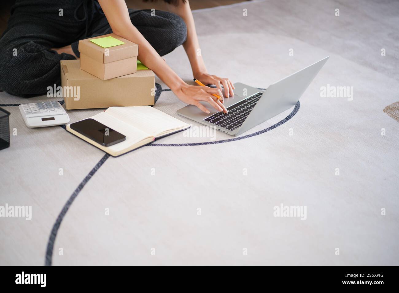 Asiatische Frau, die Paketzustellbox vorbereitet Versand für den Einkauf Online-Zustellung Postservice Menschen und Versandkonzept. Stockfoto