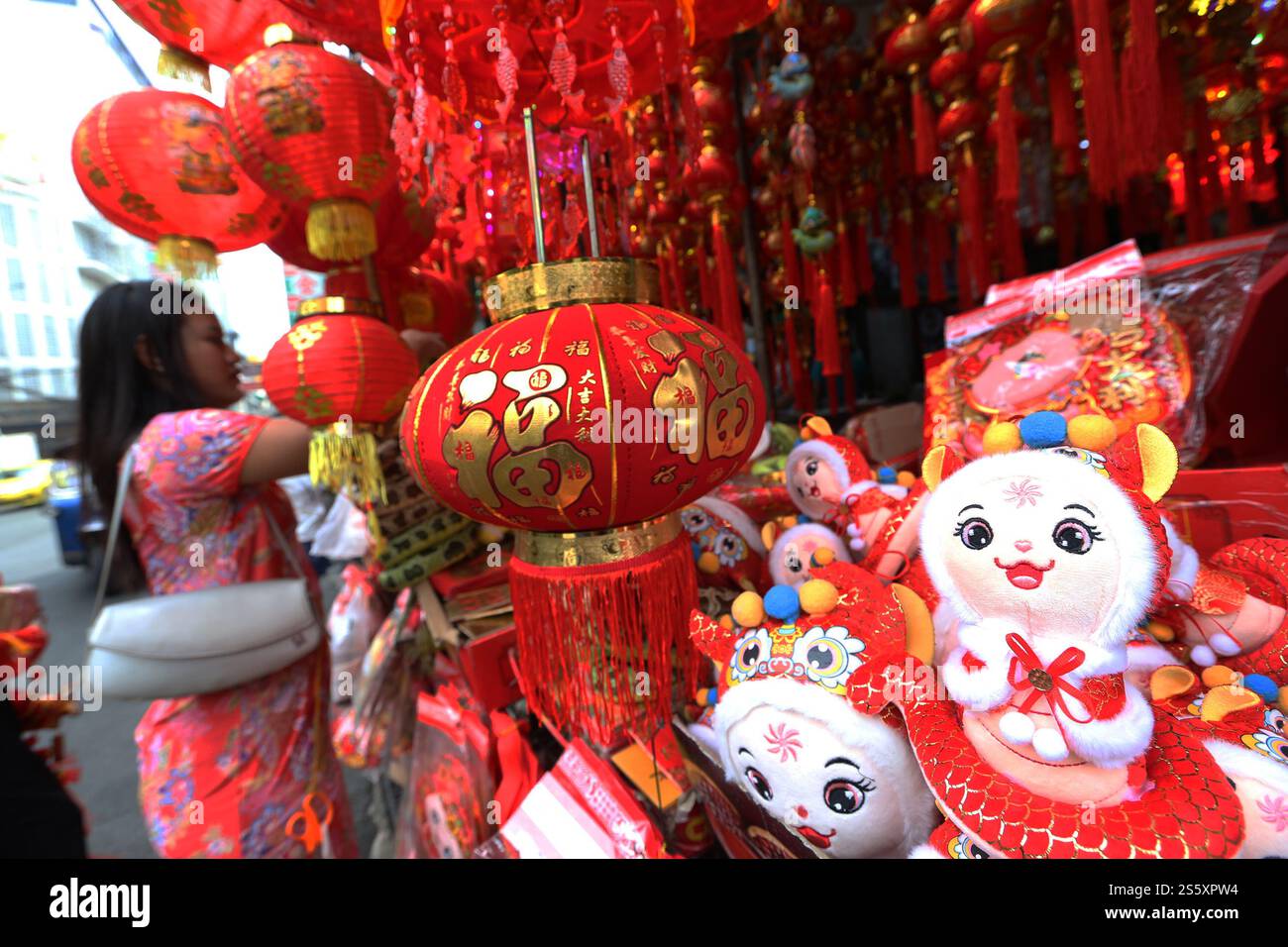 Bangkok, Thailand. Januar 2025. Ein Bewohner kauft chinesische Neujahrsdekorationen in China Town in Bangkok, Thailand, 14. Januar 2025. Quelle: Rachen Sageamsak/Xinhua/Alamy Live News Stockfoto