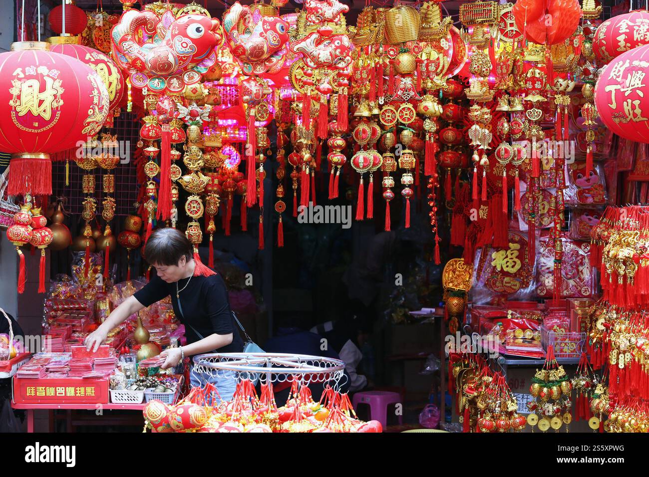 Bangkok, Thailand. Januar 2025. Ein Bewohner kauft chinesische Neujahrsdekorationen in China Town in Bangkok, Thailand, 14. Januar 2025. Quelle: Rachen Sageamsak/Xinhua/Alamy Live News Stockfoto