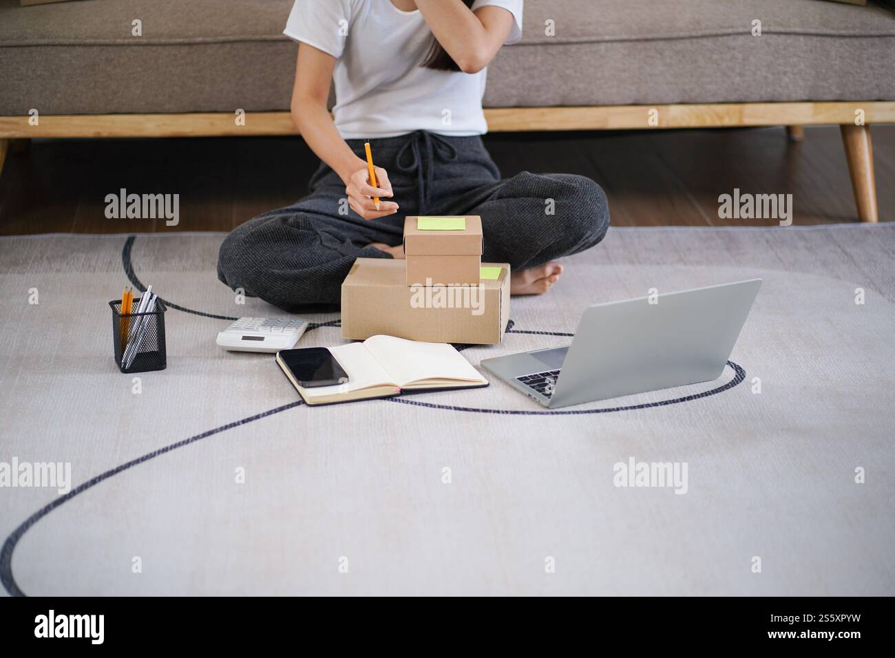 Asiatische Frau, die Paketzustellbox vorbereitet Versand für den Einkauf Online-Zustellung Postservice Menschen und Versandkonzept. Stockfoto