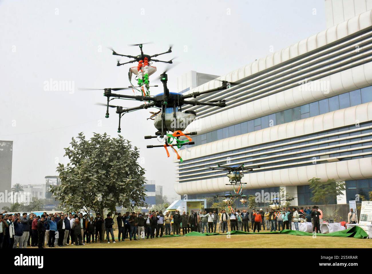 Indien. Januar 2025. PATNA, INDIEN - 14. JANUAR: Bihar Landwirtschaftsminister Mangal Pandey fliegt Drohnen anlässlich des Makar Sankranti Festivals in Krishi Bhawan am 14. Januar 2025 in Patna, Indien. (Foto: Santosh Kumar/Hindustan Times/SIPA USA) Credit: SIPA US/Alamy Live News Stockfoto
