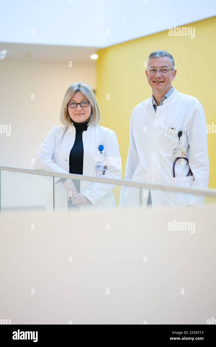 13. Januar 2025, Saarland, Saarbrücken: Robert Bals, Direktor der Abteilung Innere Medizin V und Sprecher des Zentrums für seltene Krankheiten des Universitätsspitals Saarland, und Katarzyna Rososinska, Geschäftsführerin und medizinische Koordinatorin des Zentrums für seltene Krankheiten, stehen im Inneren Medizin-Gebäude des Krankenhauses. Foto: Oliver Dietze/dpa Stockfoto
