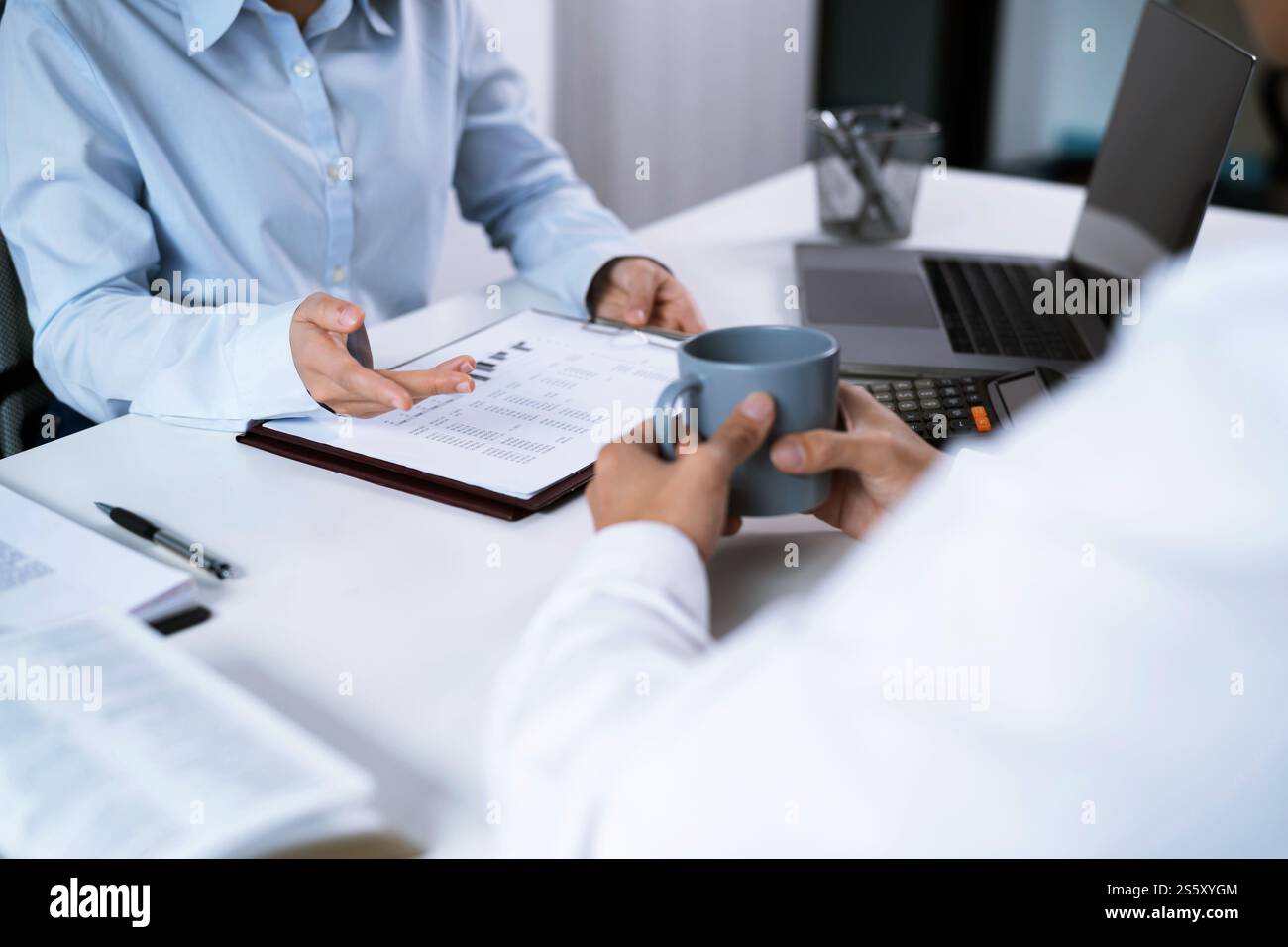 Geschäftsleute treffen sich Designideen professioneller Investor, der ein neues Start-up-Projekt arbeitet. Geschäftsmann und Geschäftsfrau arbeiten zusammen Stockfoto