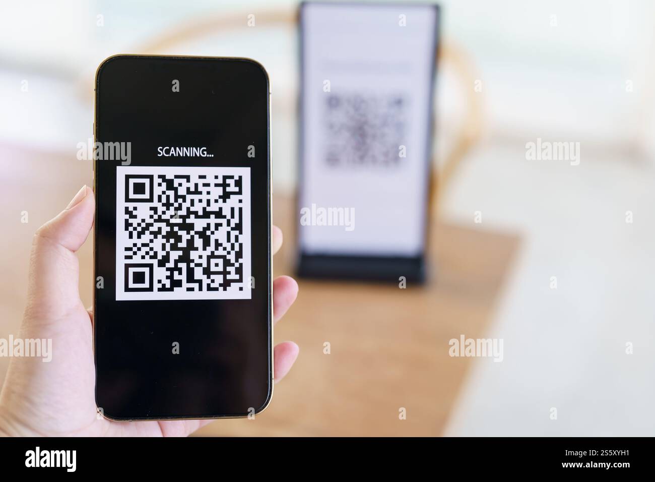 QR-Code-Zahlung. E-Wallet. Man Scanning Tag akzeptiert generieren digitale Zahlung ohne Geld.Scannen QR Code Online Shopping bargeldlose Zahlung und Stockfoto