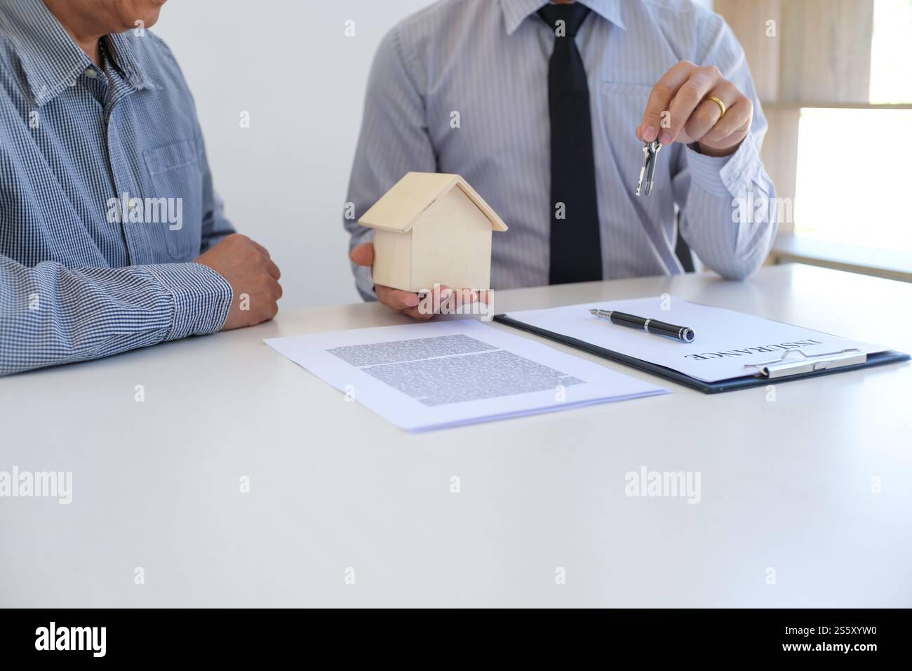 Sales Manager Beratung Anmeldeformular Dokument, wenn man bedenkt, Hypothek Darlehen Angebot für Auto und Haus Versicherung Stockfoto