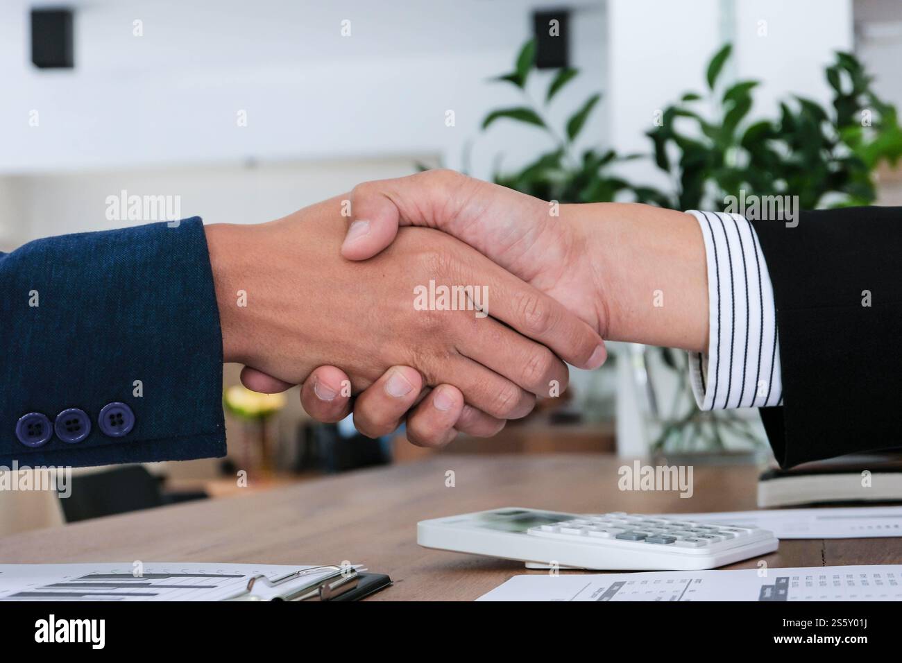 Geschäftsmann schüttelt die Hand und macht erfolgreich einen Deal. mans Handshake. Geschäftspartnerschaftstreffen Stockfoto