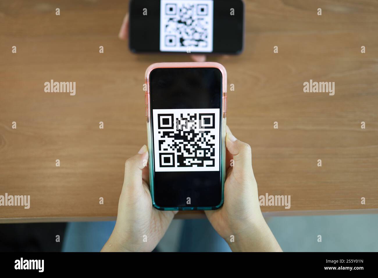 QR-Code-Zahlung. E-Wallet. Frau scannt QR-Code Online-Shopping bargeldloses Technologiekonzept Stockfoto