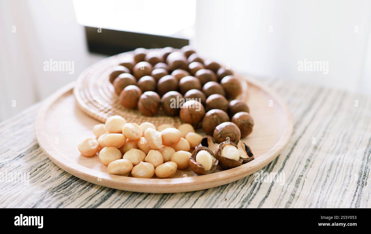 Organische Macadamia-Nuss. Macadamia-Nüsse werden gecrackt und gebacken, um extrem köstliche Superfood, frische, natürlich geschälte Macadamia und gesunde Lebensmittel zu schmecken Stockfoto