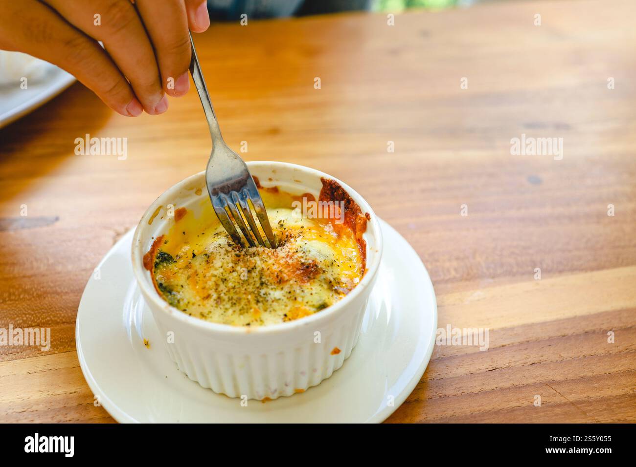 Vegetarische Vorspeise gebackener Spinat mit Käse vegetarische Gerichte Stockfoto