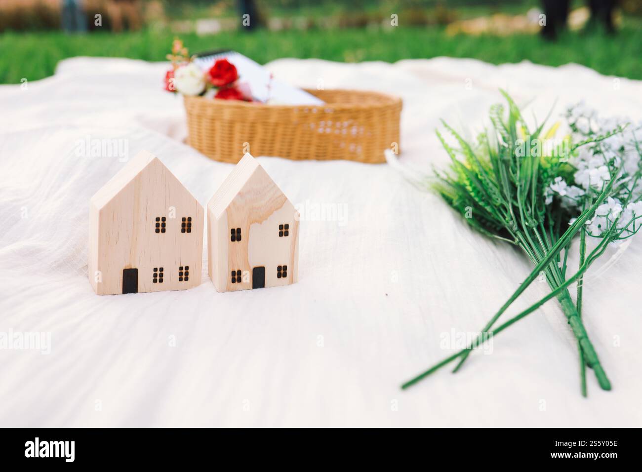 Leerer Picknickplatz auf Wiese mit Kopierraum Modellraum für Text Stockfoto