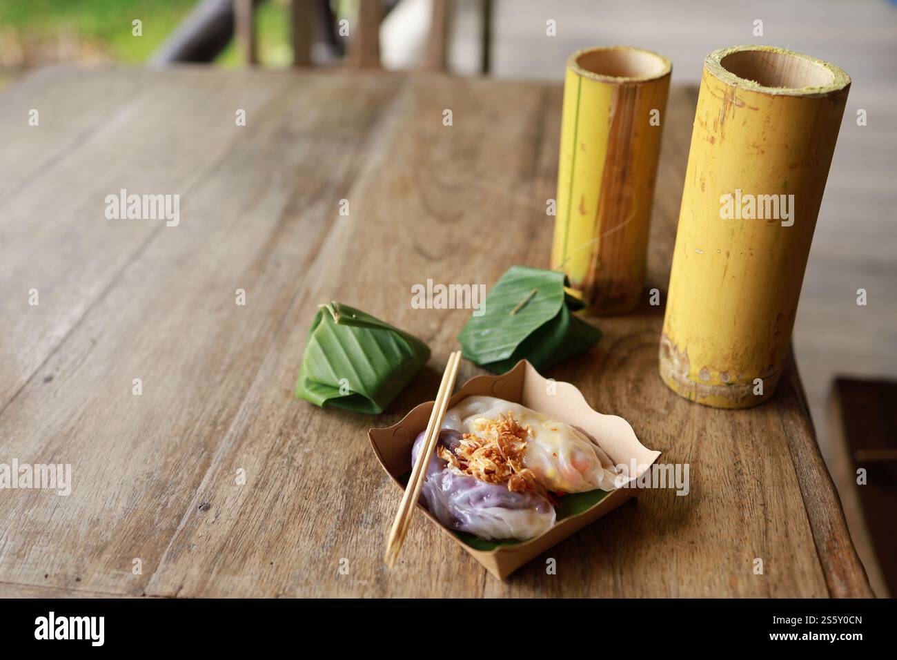 Traditionelles thailändisches Essen thailändische gedämpfte Schweineknödel auf dem Tisch orientalisches Essen Konzept. Stockfoto
