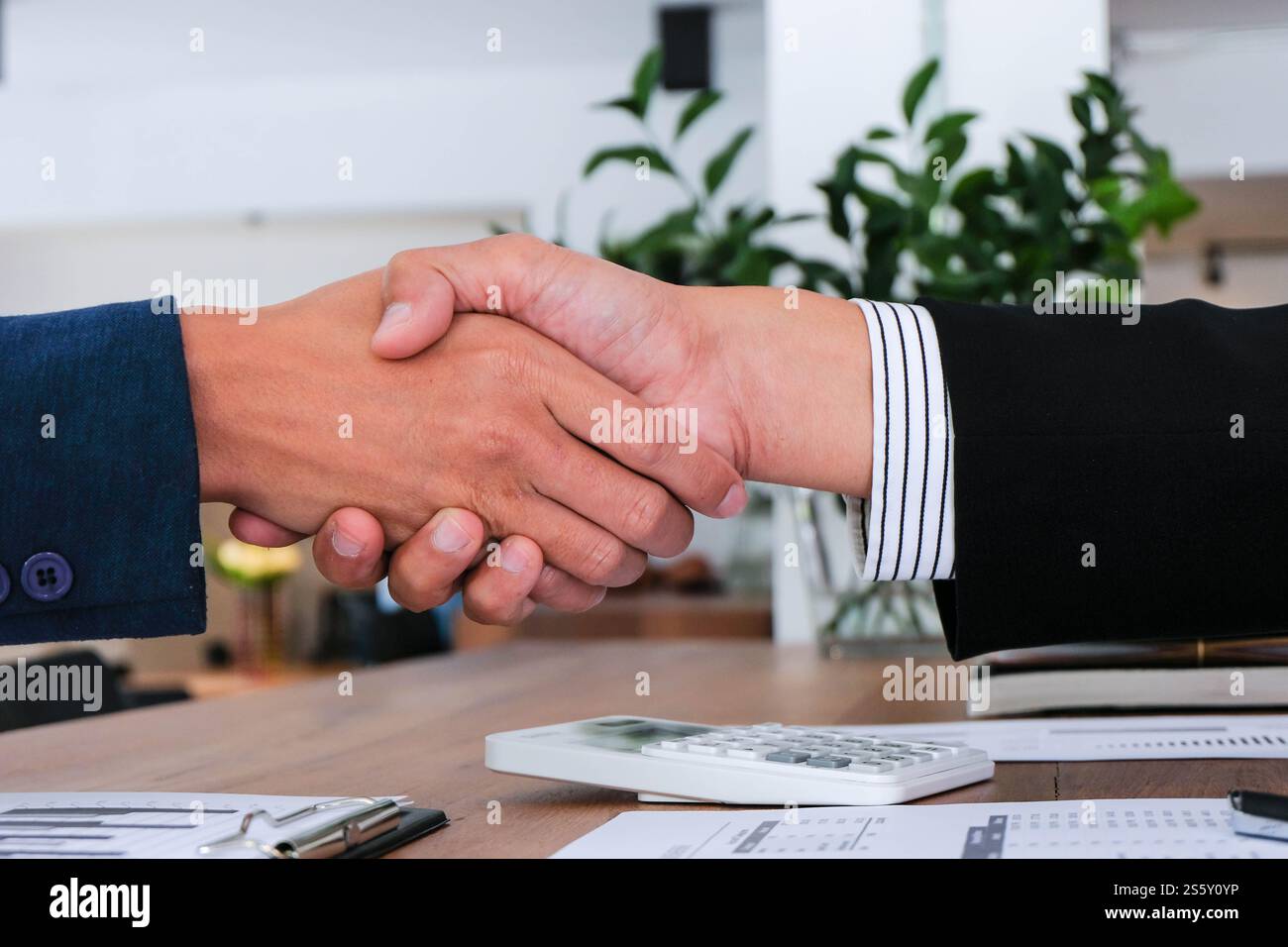 Geschäftsmann schüttelt die Hand und macht erfolgreich einen Deal. mans Handshake. Geschäftspartnerschaftstreffen Stockfoto