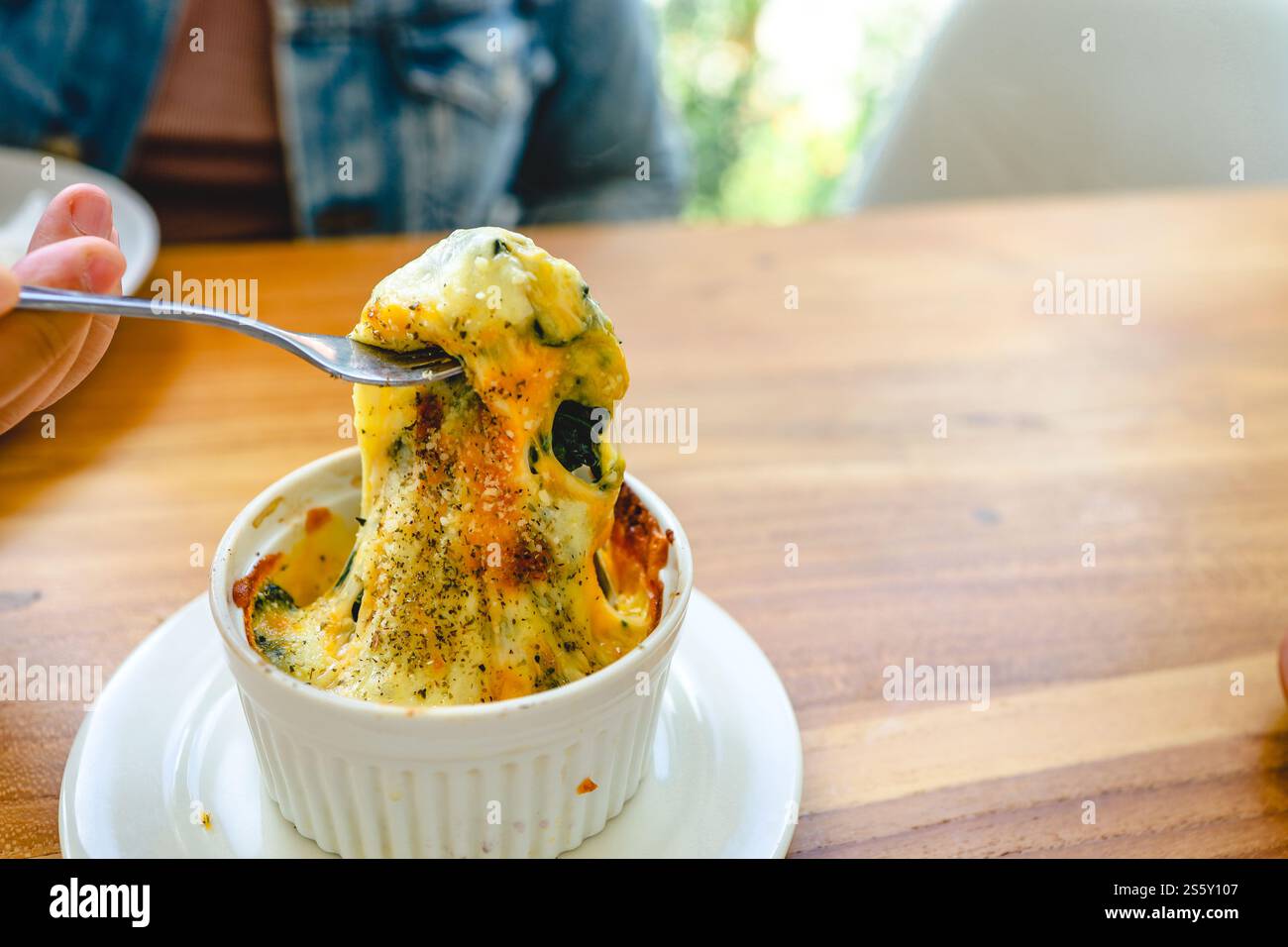 Vegetarische Vorspeise gebackener Spinat mit Käse vegetarische Gerichte Stockfoto