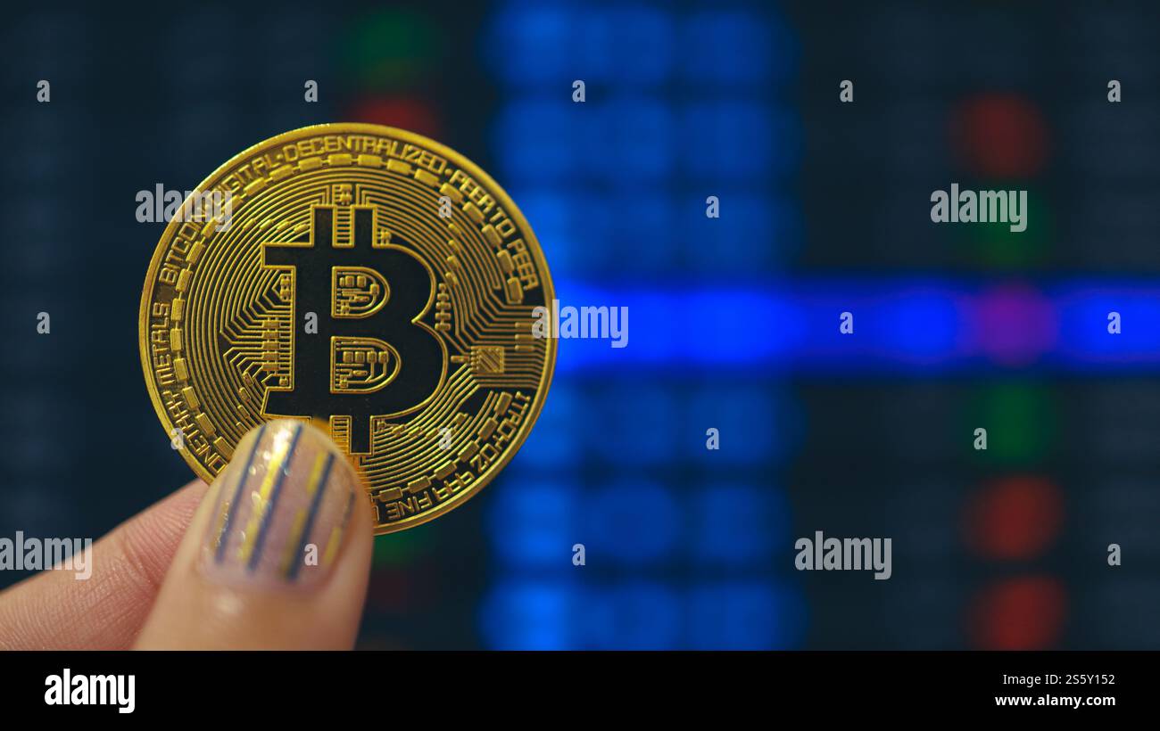 Kryptowährungssymbol Bitcoin. Gold digitale Währung Geld, das in virtuelle Anlagen investiert. Hand Hold Golden Bitcoin Investment Market Trend Financial Stockfoto